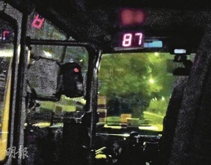 全港小巴已裝限速器,時速理應不能超過80公里,但記者日前乘坐旺角往馬鞍山通宵小巴時,發現小巴不時超速,車速達85公里以上。(陳志偉攝) 全港小巴已裝限速器,時速理應不能超過80公里,但記者日前乘坐旺角往馬鞍山通宵小巴時,發現小巴不時超速,車速達85公里以上。(陳志偉攝)
