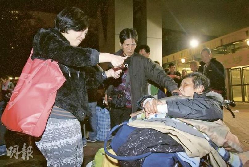 「平等分享行動」不定期探訪露宿者,昨日已有近180人報名聲援,成員每次派發物資時均會關心露宿者所需,跟他們聊聊天、打打氣。(鄧宗弘攝) 「平等分享行動」不定期探訪露宿者,昨日已有近180人報名聲援,成員每次派發物資時均會關心露宿者所需,跟他們聊聊天、打打氣。(鄧宗弘攝)