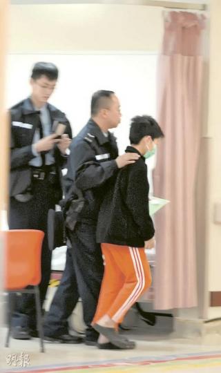 遭母親體罰至遍體鱗傷的12歲男童,由警員陪同送院驗傷及敷治。(鍾炳然攝) 遭母親體罰至遍體鱗傷的12歲男童,由警員陪同送院驗傷及敷治。(鍾炳然攝)