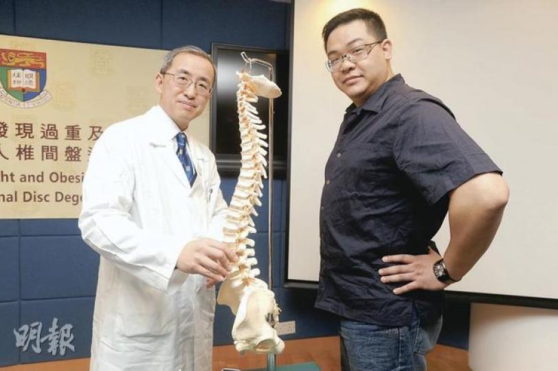 體重200磅的鄺先生(右)參加研究後才發現自己的椎間盤退化。港大醫學院教授張文智(左)強調,椎間盤一旦退化便不能康復,所以最好的方法是及早預防。(尹錦恩攝) (明報製圖) 體重200磅的鄺先生(右)參加研究後才發現自己的椎間盤退化。港大醫學院教授張文智(左)強調,椎間盤一旦退化便不能康復,所以最好的方法是及早預防。(尹錦恩攝) (明報製圖)