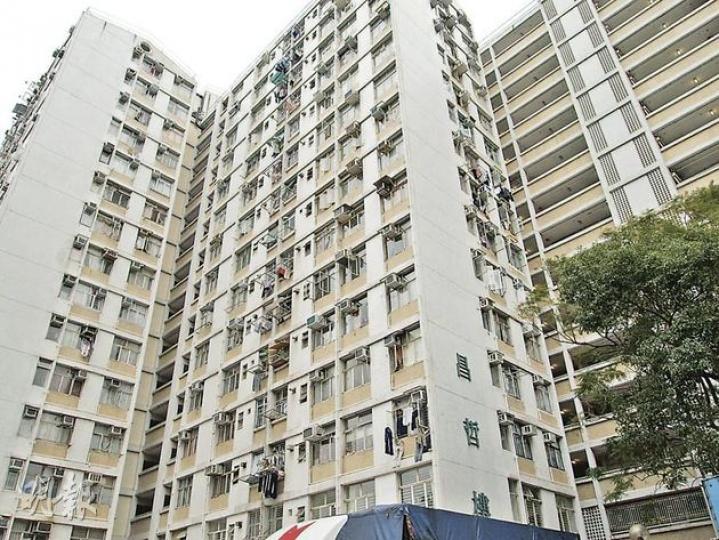 鄰近南昌站的深水埗南昌邨昌哲樓一個海景單位,於本月初以超過210萬元易手,以面積約500方呎計,呎價約4200元,無論成交金額及呎價均創屋苑新高。(林尚民攝) 鄰近南昌站的深水埗南昌邨昌哲樓一個海景單位,於本月初以超過210萬元易手,以面積約500方呎計,呎價約4200元,無論成交金額及呎價均創屋苑新高。(林尚民攝)