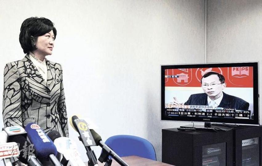 新民黨主席葉劉淑儀昨在辦公室觀看立法會主席曾鈺成棄選的記者會直播,她強調會積極爭取民建聯及工聯會支持自己參選。(林振東攝) 新民黨主席葉劉淑儀昨在辦公室觀看立法會主席曾鈺成棄選的記者會直播,她強調會積極爭取民建聯及工聯會支持自己參選。(林振東攝)