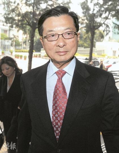 前民航處長林光宇因內幕交易被判監5個月,緩刑2年,他離開法庭時對記者提問一律「耍手擰頭」,表示「無嘢講」。(尹錦恩攝) (明報製圖) 前民航處長林光宇因內幕交易被判監5個月,緩刑2年,他離開法庭時對記者提問一律「耍手擰頭」,表示「無嘢講」。(尹錦恩攝) (明報製圖)