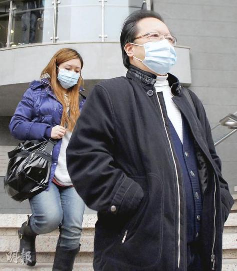 前區議員秦飛鵬(右)和女兒秦雪盈,昨維持不認罪。同案的4名假學生昨承認串謀詐騙,預料將頂證涉安排報讀假課程的秦氏父女。(阮穎嘉攝) 前區議員秦飛鵬(右)和女兒秦雪盈,昨維持不認罪。同案的4名假學生昨承認串謀詐騙,預料將頂證涉安排報讀假課程的秦氏父女。(阮穎嘉攝)