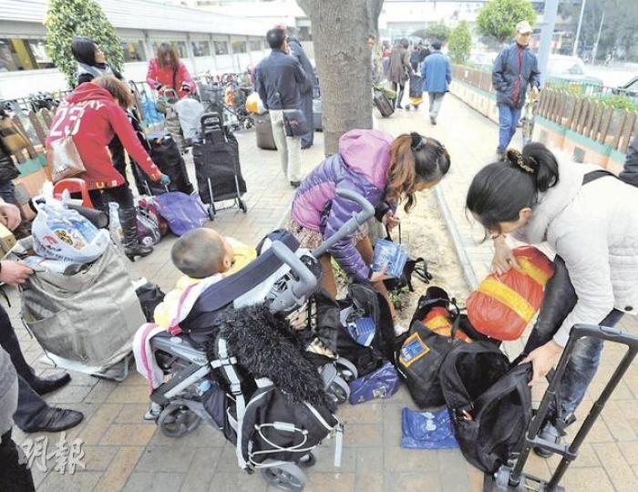 在上水港鐵站外,不時看見有婦人忙着將一包包貨物放進嬰兒車內,有人稱利用嬰兒車帶水貨每轉可獲利100至200港元。(尹錦恩攝) 在上水港鐵站外,不時看見有婦人忙着將一包包貨物放進嬰兒車內,有人稱利用嬰兒車帶水貨每轉可獲利100至200港元。(尹錦恩攝)