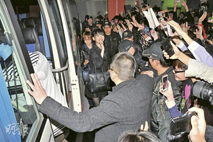 200個粉絲在停車場守候柏木由紀。(攝影/記者:孫華中) 200個粉絲在停車場守候柏木由紀。(攝影/記者:孫華中)