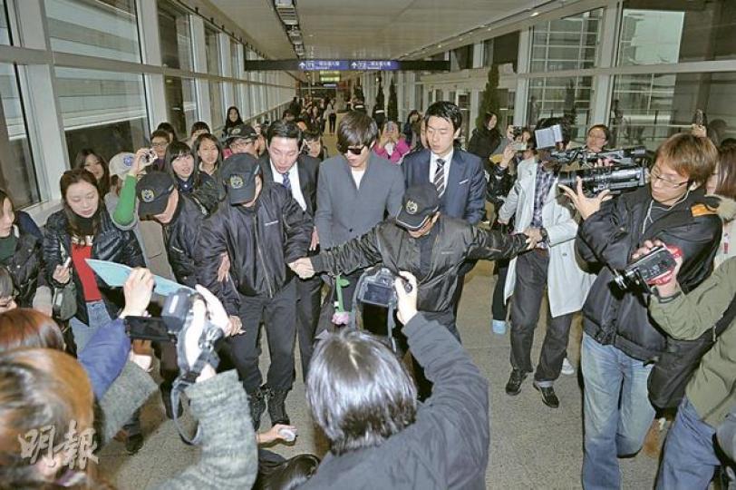 李敏鎬見到粉絲在混亂中仆倒,嚇到「O嘴」。(攝影﹕劉永銳) 李敏鎬上車後繼續「O嘴」示人。(攝影﹕劉永銳) 李敏鎬見到粉絲在混亂中仆倒,嚇到「O嘴」。(攝影﹕劉永銳) 李敏鎬上車後繼續「O嘴」示人。(攝影﹕劉永銳)