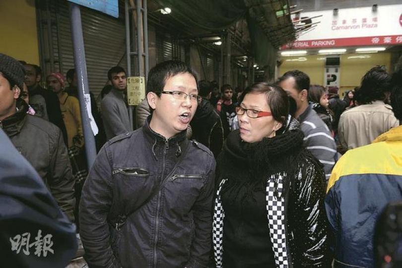 內地遊客指摘有人打尖令他們買不到票。(攝影:梁迺楠、劉永銳) 在尖沙嘴售票處,本地人及南亞黨因排隊打尖問題爭執,警方加派人手維持秩序。(攝影:梁迺楠、劉永銳) 18,000張門票在短短1.5小時售罄,不少Gaga歌迷失望而回。(攝影:梁迺楠、劉永銳) 尖沙嘴售票處宣布門票售罄後,大批南亞人士因買不到票而鼓譟。(攝影:梁迺楠、劉永銳) 自稱是香港歌迷會成員的劉同學表示睇騷時會穿以膠袋及豬肉自製的「冰鮮裝」向Gaga致敬。(攝影:梁迺楠、劉永銳) 排隊人士離開後,尖沙嘴通利門外留下大批垃圾。(攝影: 內地遊客指摘有人打尖令他們買不到票。(攝影:梁迺楠、劉永銳) 在尖沙嘴售票處,本地人及南亞黨因排隊打尖問題爭執,警方加派人手維持秩序。(攝影:梁迺楠、劉永銳) 18,000張門票在短短1.5小時售罄,不少Gaga歌迷失望而回。(攝影:梁迺楠、劉永銳) 尖沙嘴售票處宣布門票售罄後,大批南亞人士因買不到票而鼓譟。(攝影:梁迺楠、劉永銳) 自稱是香港歌迷會成員的劉同學表示睇騷時會穿以膠袋及豬肉自製的「冰鮮裝」向Gaga致敬。(攝影:梁迺楠、劉永銳) 排隊人士離開後,尖沙嘴通利門外留下大批垃圾。(攝影: