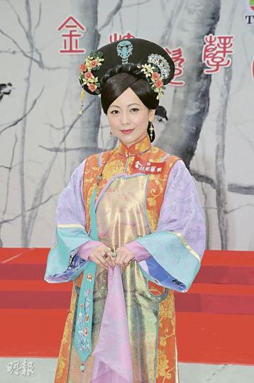 鄧萃雯繼續做皇宮紅人「如妃」貫穿全劇。(攝影:黃梓烜) 蔡少芬笑言榮升了媽媽級,所以今次獲賜演奶媽角色。(攝影:黃梓烜) 陳豪周旋於蔡少芬及鄧萃雯兩美之間,很有艷福。(攝影:黃梓烜) 「新丁」陳煒(左)與葉翠翠(右)各有各美態。(攝影:黃梓烜) 黃德斌(左)與伍詠薇(右)於劇中大鬥演技。(攝影:黃梓烜) 鄧萃雯繼續做皇宮紅人「如妃」貫穿全劇。(攝影:黃梓烜) 蔡少芬笑言榮升了媽媽級,所以今次獲賜演奶媽角色。(攝影:黃梓烜) 陳豪周旋於蔡少芬及鄧萃雯兩美之間,很有艷福。(攝影:黃梓烜) 「新丁」陳煒(左)與葉翠翠(右)各有各美態。(攝影:黃梓烜) 黃德斌(左)與伍詠薇(右)於劇中大鬥演技。(攝影:黃梓烜)
