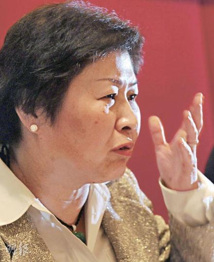 玖紙董事長張茵昨天高調預測公司盈利狀况,暗示玖紙翻身在望。(劉焌陶攝)
玖紙董事長張茵昨天高調預測公司盈利狀况,暗示玖紙翻身在望。(劉焌陶攝)