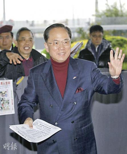 除了要面對廉署調查,立法會亦醞釀啟動彈劾程序,特首曾蔭權面對的壓力逐步升級。他昨日向全體公務員發信,強調自己會在餘下任期做好特首工作。(李紹昌攝) (明報製圖) 除了要面對廉署調查,立法會亦醞釀啟動彈劾程序,特首曾蔭權面對的壓力逐步升級。他昨日向全體公務員發信,強調自己會在餘下任期做好特首工作。(李紹昌攝) (明報製圖)