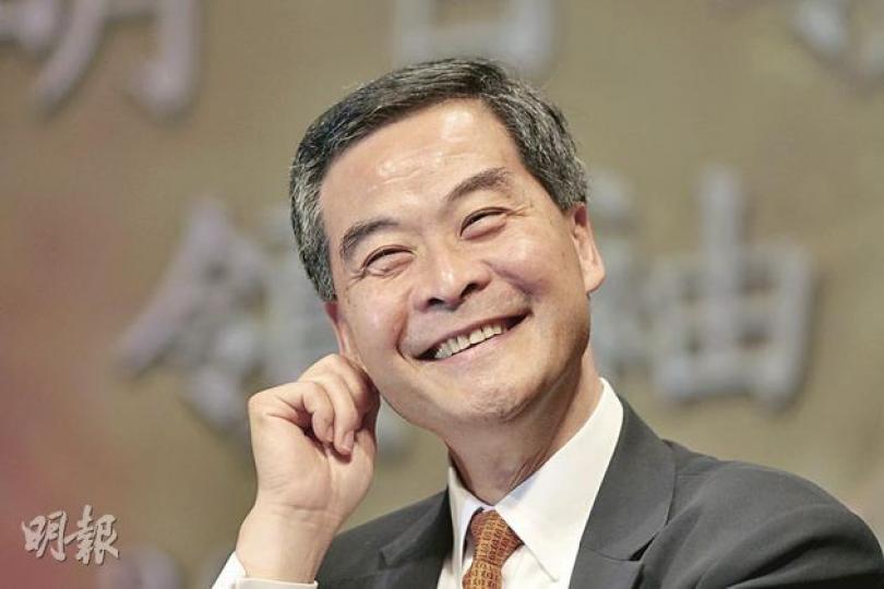 特首候選人梁振英昨出席傑出青年協會論壇,會後他回應雜誌報道說,城大新教學大樓的招標工作,是由「招標委員會自己決定,他們是全權負責的」,他在此事並沒有利益輸送。(郭慶輝攝) 特首候選人梁振英昨出席傑出青年協會論壇,會後他回應雜誌報道說,城大新教學大樓的招標工作,是由「招標委員會自己決定,他們是全權負責的」,他在此事並沒有利益輸送。(郭慶輝攝)