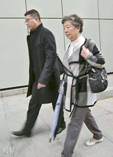 原訴人王心慈昨未有到庭,由母親宋梅寶(右)及胞兄(左)代表,宋指女兒的情况已有所改善。(黃景怡攝)
原訴人王心慈昨未有到庭,由母親宋梅寶(右)及胞兄(左)代表,宋指女兒的情况已有所改善。(黃景怡攝)