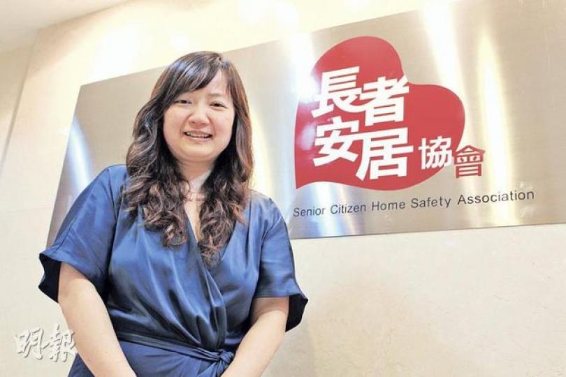 新任長者安居協會行政總裁梁淑儀,減薪三分之二從電訊界轉戰社福界。上任後首要任務為協會建立品牌形象,該會已獲批「平安鐘」商標註冊,以杜絕市場出現誤導銷售。(陳家俊攝)
新任長者安居協會行政總裁梁淑儀,減薪三分之二從電訊界轉戰社福界。上任後首要任務為協會建立品牌形象,該會已獲批「平安鐘」商標註冊,以杜絕市場出現誤導銷售。(陳家俊攝)