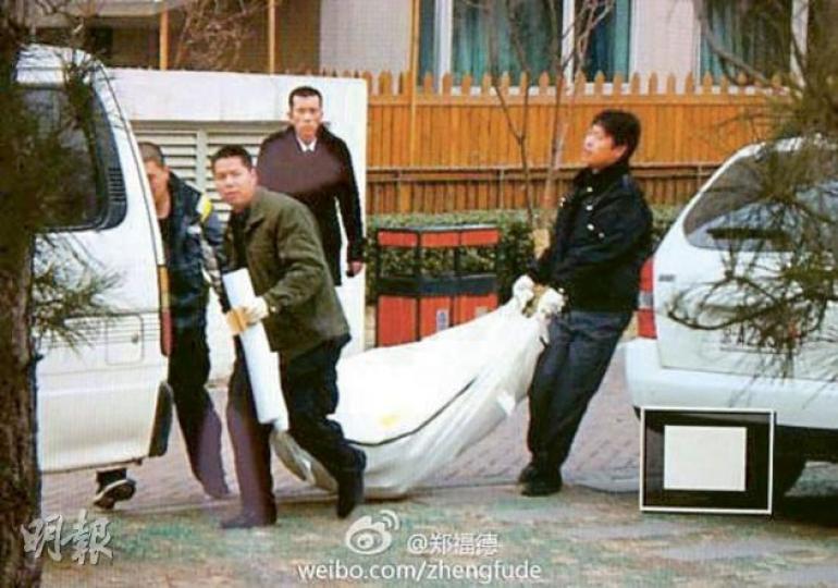 仵工用白色屍袋裝着的白靜的屍體抬上殯儀車。(微博圖片) 白靜與周成海年前結婚幸福,奈何悲劇收場。(微博圖片) 白靜在大廈12樓被丈夫周成海刺殺身亡,清潔工人清洗案發樓廈。(微博圖片) (微博圖片) 何家勁痛失好友白靜,慨嘆人命輕賤。(微博圖片) 仵工用白色屍袋裝着的白靜的屍體抬上殯儀車。(微博圖片) 白靜與周成海年前結婚幸福,奈何悲劇收場。(微博圖片) 白靜在大廈12樓被丈夫周成海刺殺身亡,清潔工人清洗案發樓廈。(微博圖片) (微博圖片) 何家勁痛失好友白靜,慨嘆人命輕賤。(微博圖片)