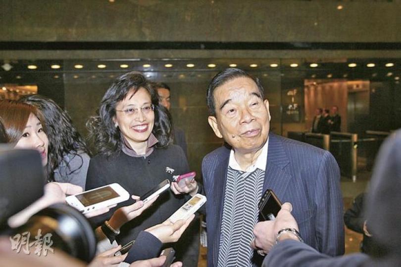 記者追問鄭裕彤(右)給長子鄭家純多少評分,鄭裕彤笑言﹕「唔方便批評,留畀你哋打分。」(鄧宗弘攝) 鄭家純終於「坐正」,昨日在業績會上表現「風騷」。(鄧宗弘攝) 記者追問鄭裕彤(右)給長子鄭家純多少評分,鄭裕彤笑言﹕「唔方便批評,留畀你哋打分。」(鄧宗弘攝) 鄭家純終於「坐正」,昨日在業績會上表現「風騷」。(鄧宗弘攝)