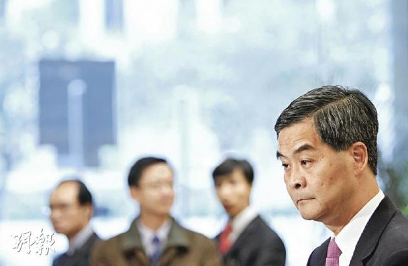 梁振英(右)成為首名被立法會以特權法調查的特首候選人,他昨晚在聲明中表示,相信此舉有助釐清事實,進一步消除公眾疑慮,他會全力配合。(林振東攝) 雖然政府表明反對,但泛民、建制派聯手,通過運用權力及特權法調查西九事件。(何家達攝) 梁振英(右)成為首名被立法會以特權法調查的特首候選人,他昨晚在聲明中表示,相信此舉有助釐清事實,進一步消除公眾疑慮,他會全力配合。(林振東攝) 雖然政府表明反對,但泛民、建制派聯手,通過運用權力及特權法調查西九事件。(何家達攝)