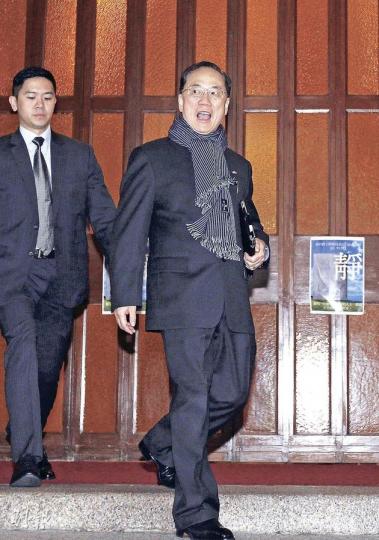 特首曾蔭權昨晨如常到教堂參與彌撒,離開時見到過去一周差不多天天現身追訪的記者,露出愕然表情。他今日會出席立法會答問會。(李紹昌攝) 特首曾蔭權昨晨如常到教堂參與彌撒,離開時見到過去一周差不多天天現身追訪的記者,露出愕然表情。他今日會出席立法會答問會。(李紹昌攝)