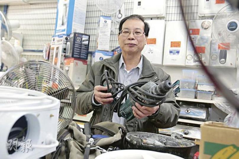 鴨脷洲利東邨達誠電業店主郭喜福,不時義務為街坊上門維修電器。(郭慶輝攝) 華富邨華富米行店主吳漢彬,多年來以成本價向社福機構供應白米、豉油等日用品,轉售有需要家庭。(郭慶輝攝) 鴨脷洲利東邨達誠電業店主郭喜福,不時義務為街坊上門維修電器。(郭慶輝攝) 華富邨華富米行店主吳漢彬,多年來以成本價向社福機構供應白米、豉油等日用品,轉售有需要家庭。(郭慶輝攝)