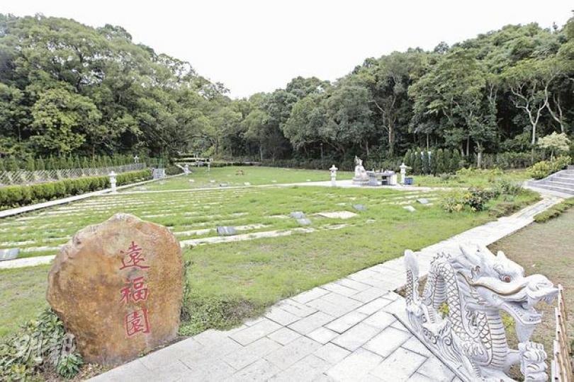 大埔馬屎洲違規骨灰龕場「遠福園」清拆期限屆滿後,仍可見到多尊石雕和佛像,約30個龕位亦已鋪上石碑,並刻有姓名、生平及附有照片,明顯已經安放了先人骨灰。(李澤彤攝) 大埔馬屎洲違規骨灰龕場「遠福園」清拆期限屆滿後,仍可見到多尊石雕和佛像,約30個龕位亦已鋪上石碑,並刻有姓名、生平及附有照片,明顯已經安放了先人骨灰。(李澤彤攝)