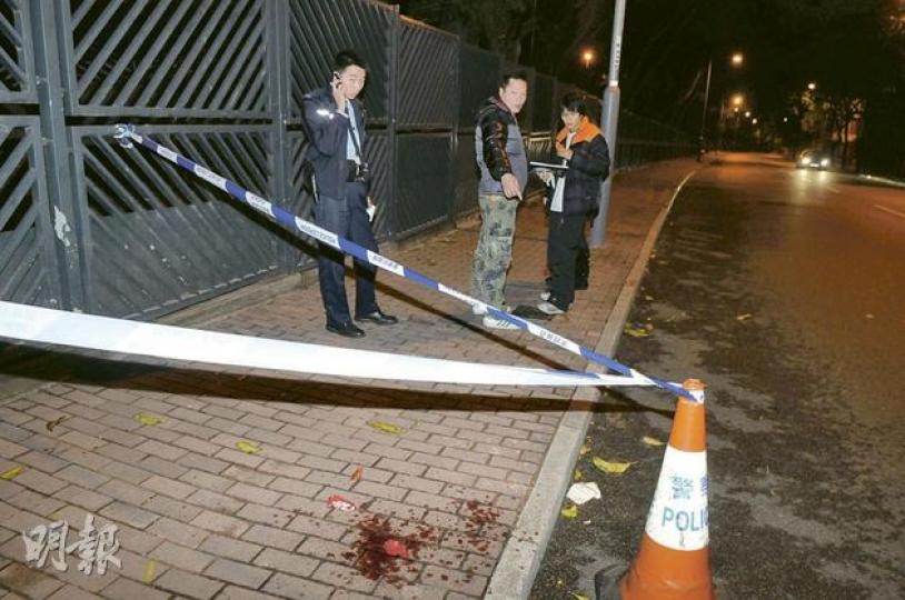 九龍塘達之路昨日凌晨發生的劫案,男事主因與賊人糾纏,眉間、嘴唇、頸及右手被 九龍塘達之路昨日凌晨發生的劫案,男事主因與賊人糾纏,眉間、嘴唇、頸及右手被