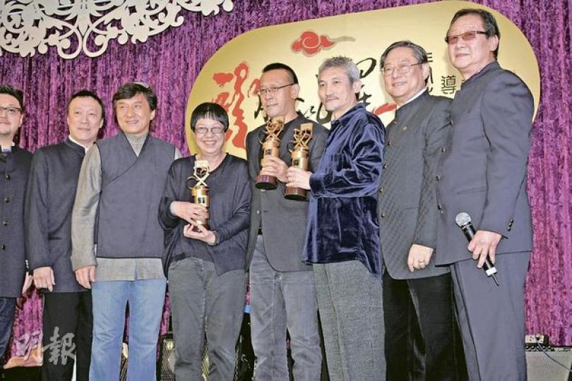 許鞍華、姜文、徐克獲頒「2011年度最傑出導演」,陳欣健、成龍、吳思遠、張同祖上台恭賀分享喜悅。(攝影﹕劉永銳) 許鞍華、姜文、徐克獲頒「2011年度最傑出導演」,陳欣健、成龍、吳思遠、張同祖上台恭賀分享喜悅。(攝影﹕劉永銳)