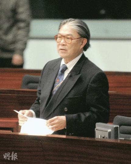 霍震霆(余俊亮攝) 「人民力量」陳偉業會議期間高舉「香港第一貪官」標語抗議,要求特首曾蔭權「鞠躬道歉,引咎下台」。(余俊亮攝) 霍震霆(余俊亮攝) 「人民力量」陳偉業會議期間高舉「香港第一貪官」標語抗議,要求特首曾蔭權「鞠躬道歉,引咎下台」。(余俊亮攝)