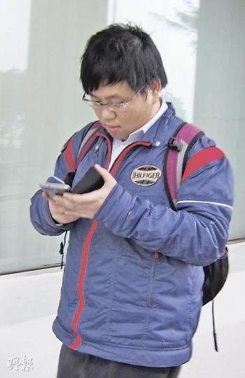 見義勇為代被非禮女乘客出頭的黃漢杰,昨面對記者鏡頭頗為害羞,一度欲以手機遮掩臉部。(林綺琪攝) 見義勇為代被非禮女乘客出頭的黃漢杰,昨面對記者鏡頭頗為害羞,一度欲以手機遮掩臉部。(林綺琪攝)