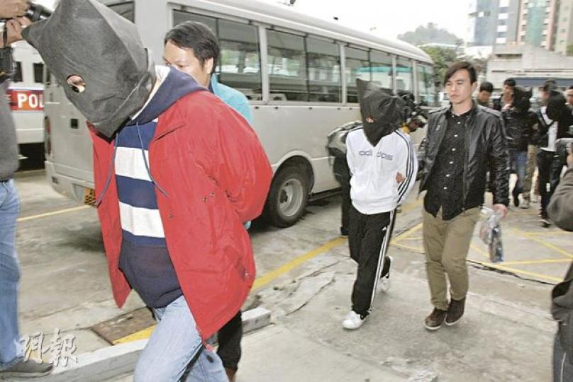 4名涉嫌非法禁錮少年的男子,昨被黑布蒙頭帶返警署調查。(雲錦鋒攝) 4名涉嫌非法禁錮少年的男子,昨被黑布蒙頭帶返警署調查。(雲錦鋒攝)