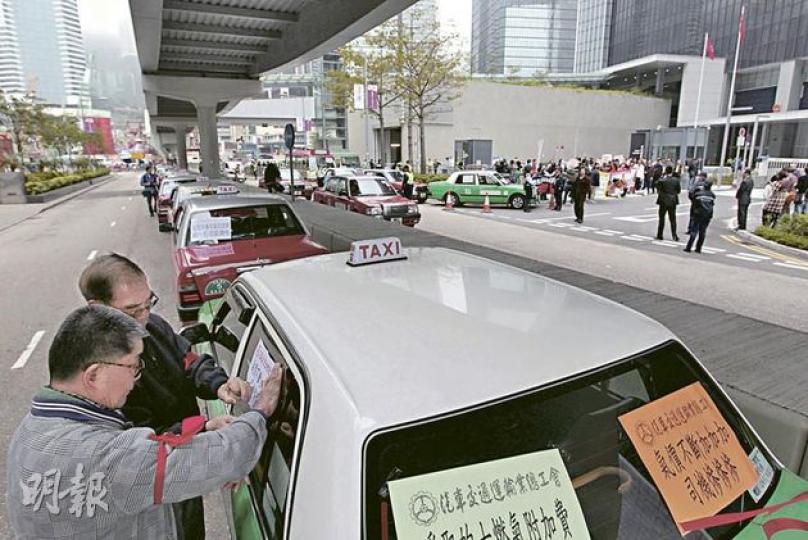 近200的士小巴昨日由中環碼頭出發,沿政府總部慢駛抗議,要求政府取消專用氣站利潤保障,並准許的士增收燃油附加費,不排除發動其他行動。(郭慶輝攝) 近200的士小巴昨日由中環碼頭出發,沿政府總部慢駛抗議,要求政府取消專用氣站利潤保障,並准許的士增收燃油附加費,不排除發動其他行動。(郭慶輝攝)