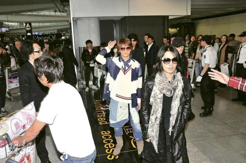 hyde(前右)及tetsuya抵港時不時與歌迷揮手致意。(攝影﹕劉一立) ken(左)及yukihiro混在大批工作人員身後,真是少一點眼力都看不見他們。(攝影﹕劉一立) 粉絲見到偶像甫步出閘口即蜂擁而上。(攝影﹕劉一立) 粉絲晨早已拉定橫額及準備了印有名字的汽球迎接偶像。(攝影﹕劉一立) hyde(前右)及tetsuya抵港時不時與歌迷揮手致意。(攝影﹕劉一立) ken(左)及yukihiro混在大批工作人員身後,真是少一點眼力都看不見他們。(攝影﹕劉一立) 粉絲見到偶像甫步出閘口即蜂擁而上。(攝影﹕劉一立) 粉絲晨早已拉定橫額及準備了印有名字的汽球迎接偶像。(攝影﹕劉一立)