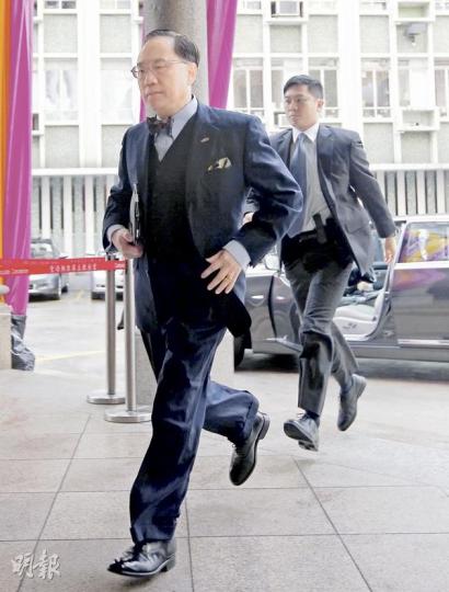 立法會議員對特首曾蔭權在被廉署調查期間應否休假有不同意見。曾蔭權(左)昨早望彌撒時快速步入堅道教堂,沒回應記者提問。(李紹昌攝) 立法會議員對特首曾蔭權在被廉署調查期間應否休假有不同意見。曾蔭權(左)昨早望彌撒時快速步入堅道教堂,沒回應記者提問。(李紹昌攝)