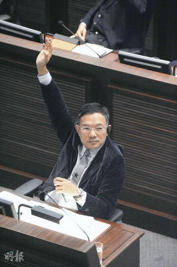 立法會旅遊界議員謝偉俊昨質疑,運用特權法調查款待風波是浪費時間和金錢,認為應立刻啟動彈劾特首程序,委任終審法庭法官調查事件。(何家達攝) 立法會旅遊界議員謝偉俊昨質疑,運用特權法調查款待風波是浪費時間和金錢,認為應立刻啟動彈劾特首程序,委任終審法庭法官調查事件。(何家達攝)
