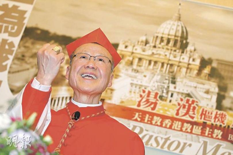 金戒指是樞機信物之一,戒指上刻有十字架、聖伯多祿像及聖保祿肖像、八角形星星和教宗本篤十六世牧徽。(李紹昌攝)
金戒指是樞機信物之一,戒指上刻有十字架、聖伯多祿像及聖保祿肖像、八角形星星和教宗本篤十六世牧徽。(李紹昌攝)
