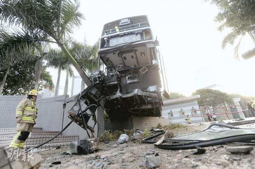 肇事巴士撞塌花槽和一棵大樹,車頭嚴重撞毁,整架車擱在花槽上,距離岸邊僅約5米。(余俊亮攝) 圖中可見,肇事巴士未有沿民光街(圖左)轉右彎,反而越過民輝街直衝上行人路,剷上花槽才停下。(余俊亮攝) 車禍中17名巴士乘客受傷在路邊石壆接受包紮敷治,14人需送院治理。(雲錦鋒攝) 車禍中,一名傷者由救護車送院時一臉痛苦。(雲錦鋒攝) 肇事巴士撞塌花槽和一棵大樹,車頭嚴重撞毁,整架車擱在花槽上,距離岸邊僅約5米。(余俊亮攝) 圖中可見,肇事巴士未有沿民光街(圖左)轉右彎,反而越過民輝街直衝上行人路,剷上花槽才停下。(余俊亮攝) 車禍中17名巴士乘客受傷在路邊石壆接受包紮敷治,14人需送院治理。(雲錦鋒攝) 車禍中,一名傷者由救護車送院時一臉痛苦。(雲錦鋒攝)