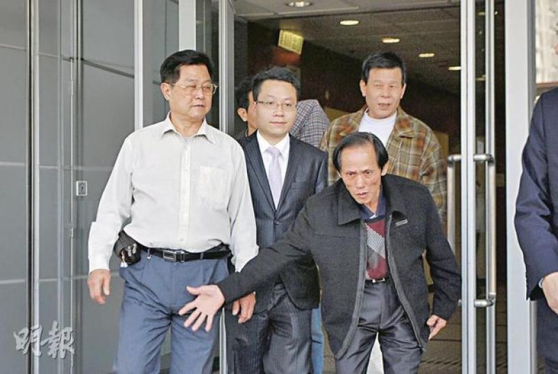 洪水橋種票案中7名被告獲判緩刑,其中文來壽(前右)、黃渭均(前左)、林淦輝(後右)一同步出法院,其中年紀最大的文來壽難掩興奮,向記者鞠躬高呼「無事啦」。(阮穎嘉攝) 洪水橋種票案中7名被告獲判緩刑,其中文來壽(前右)、黃渭均(前左)、林淦輝(後右)一同步出法院,其中年紀最大的文來壽難掩興奮,向記者鞠躬高呼「無事啦」。(阮穎嘉攝)