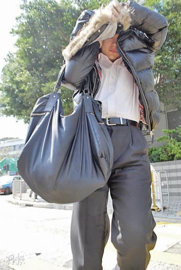 育有6名年幼子女的楊軍昨承認在超市高買,偷取大量文具、書本、衣物、食品等,暫獲准保釋外出。(阮穎嘉攝) 育有6名年幼子女的楊軍昨承認在超市高買,偷取大量文具、書本、衣物、食品等,暫獲准保釋外出。(阮穎嘉攝)
