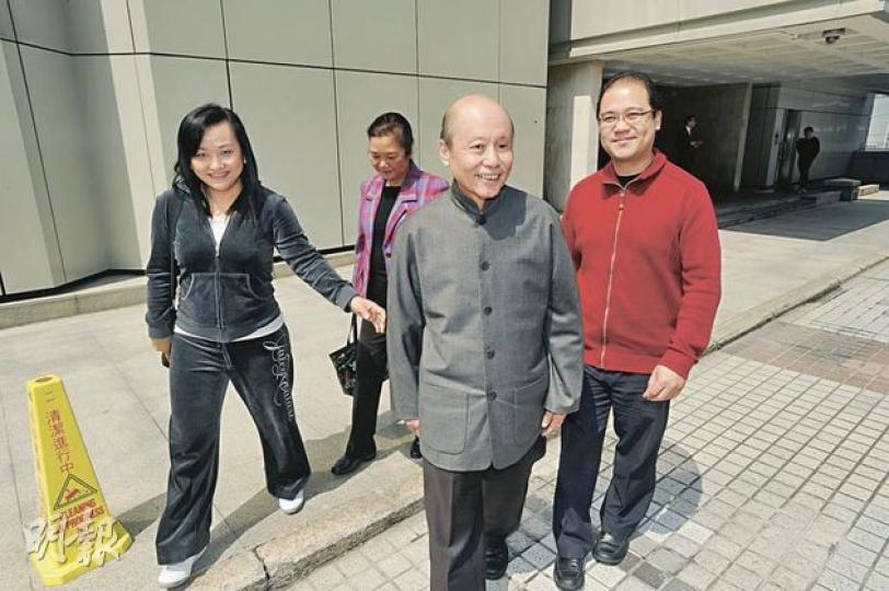 大哥甘健成(前)昨與兒子甘崇轅(右)和媳婦(左),以及妻子梁瑞群(後)到庭旁聽。(尹錦恩攝) 二弟甘琨禮(中)與兒子甘連宏(右)和女兒甘蕎因(左)亦有到庭。(尹錦恩攝) 大哥甘健成(前)昨與兒子甘崇轅(右)和媳婦(左),以及妻子梁瑞群(後)到庭旁聽。(尹錦恩攝) 二弟甘琨禮(中)與兒子甘連宏(右)和女兒甘蕎因(左)亦有到庭。(尹錦恩攝)