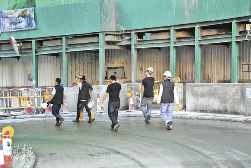 重案組探員昨日重返港大宿舍現場,繼續調查黑工遭襲擊死亡案件。(雲錦鋒攝) 重案組探員昨日重返港大宿舍現場,繼續調查黑工遭襲擊死亡案件。(雲錦鋒攝)