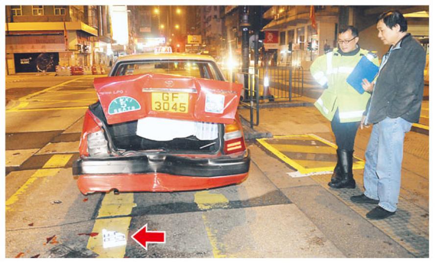 的士在彌敦道被撞尾,肇事七人房車不顧而去,事後現場地上發現疑為七人車的車牌碎片(箭嘴示)。右為被撞的士之司機。(蔡方山攝)
的士在彌敦道被撞尾,肇事七人房車不顧而去,事後現場地上發現疑為七人車的車牌碎片(箭嘴示)。右為被撞的士之司機。(蔡方山攝)