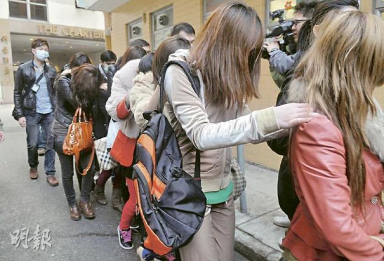 警員在灣仔道一間酒店帶走涉賣淫的14名內地女子。(蔡方山攝) 警員在灣仔道一間酒店帶走涉賣淫的14名內地女子。(蔡方山攝)