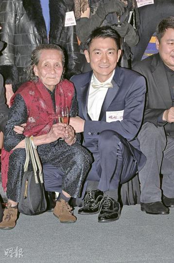 有份客串演出《桃姐》的80歲關婆婆前晚出席首映禮,但因為久站腳痠軟,一向疼惜老人家的華仔見狀即施展紮馬神功,做「人肉天王椅」給婆婆坐大髀,相信不少粉絲都恨得牙癢癢。(攝影:鍾偉茵、孫華中) 葉德嫻(左起)、劉德華及導演許鞍華這個無敵組合已揚威多個頒獎禮,未知在香港電影金像獎頒獎典禮能否再下一城?(攝影:鍾偉茵、孫華中) 有份客串演出《桃姐》的80歲關婆婆前晚出席首映禮,但因為久站腳痠軟,一向疼惜老人家的華仔見狀即施展紮馬神功,做「人肉天王椅」給婆婆坐大髀,相信不少粉絲都恨得牙癢癢。(攝影:鍾偉茵、孫華中) 葉德嫻(左起)、劉德華及導演許鞍華這個無敵組合已揚威多個頒獎禮,未知在香港電影金像獎頒獎典禮能否再下一城?(攝影:鍾偉茵、孫華中)