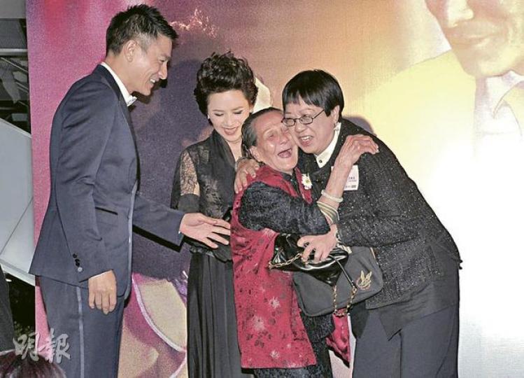 關婆婆肉緊地攬着許鞍華,華仔與葉德嫻見婆婆如此開心也被感染。(攝影﹕娛樂組) 關婆婆肉緊地攬着許鞍華,華仔與葉德嫻見婆婆如此開心也被感染。(攝影﹕娛樂組)