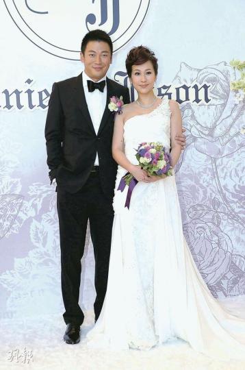 文頌嫻做李太,嫁給相戀3年的李梓慎,同時宣布懷孕3個月,新娘子用花球遮掩肚凸凸。(攝影:鍾偉茵) 一對新人甜蜜親吻。(攝影:鍾偉茵) 佘詩曼為好友文頌嫻出嫁感到開心。(攝影:鍾偉茵) 周家蔚與洪天明為3月21日舉行的婚禮取經。(攝影:鍾偉茵) 林文龍與郭可盈恭賀文頌嫻新婚之喜。(攝影:鍾偉茵) 湯盈盈等錢嘉樂開口求婚。(攝影:鍾偉茵) 曾志偉讚一對新人郎才女貌。(攝影:鍾偉茵) 一對新人在姊妹團陪伴下切結婚蛋糕。(攝影:鍾偉茵) 文頌嫻做李太,嫁給相戀3年的李梓慎,同時宣布懷孕3個月,新娘子用花球遮掩肚凸凸。(攝影:鍾偉茵) 一對新人甜蜜親吻。(攝影:鍾偉茵) 佘詩曼為好友文頌嫻出嫁感到開心。(攝影:鍾偉茵) 周家蔚與洪天明為3月21日舉行的婚禮取經。(攝影:鍾偉茵) 林文龍與郭可盈恭賀文頌嫻新婚之喜。(攝影:鍾偉茵) 湯盈盈等錢嘉樂開口求婚。(攝影:鍾偉茵) 曾志偉讚一對新人郎才女貌。(攝影:鍾偉茵) 一對新人在姊妹團陪伴下切結婚蛋糕。(攝影:鍾偉茵)