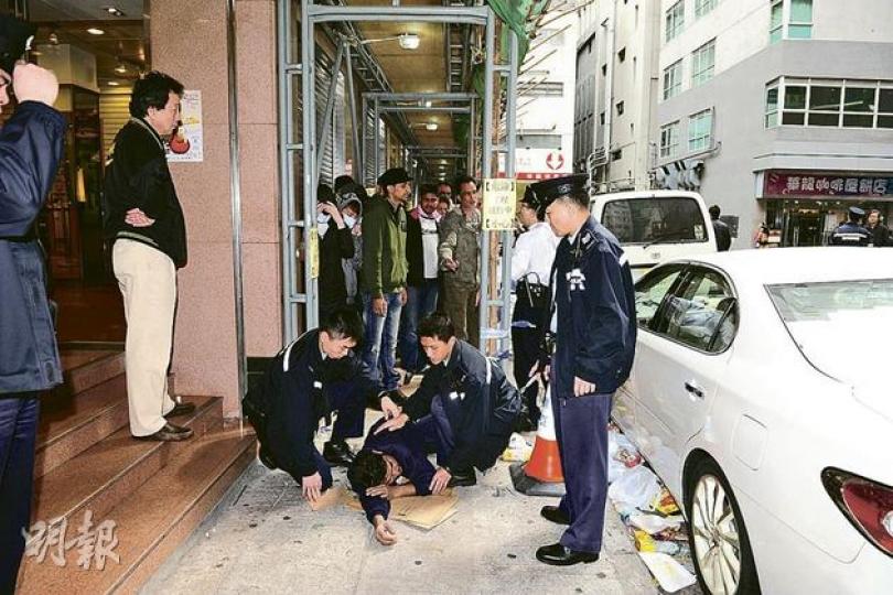 南亞裔男士懷疑捱通宵不支暈倒,全身抽搐吐白沫,需要送院治療。(攝影:黃梓烜) 銅鑼灣售票處出現長長人龍,需要警員維持秩序。(攝影:黃梓烜) 有南亞裔人士買得門票,卻以為Gaga是男人。(攝影:黃梓烜) 等足兩晚通宵的何小姐哭訴買不到門票。(攝影:黃梓烜) 排頭位的香港人成功購得門票。(攝影:黃梓烜) 南亞裔男士懷疑捱通宵不支暈倒,全身抽搐吐白沫,需要送院治療。(攝影:黃梓烜) 銅鑼灣售票處出現長長人龍,需要警員維持秩序。(攝影:黃梓烜) 有南亞裔人士買得門票,卻以為Gaga是男人。(攝影:黃梓烜) 等足兩晚通宵的何小姐哭訴買不到門票。(攝影:黃梓烜) 排頭位的香港人成功購得門票。(攝影:黃梓烜)