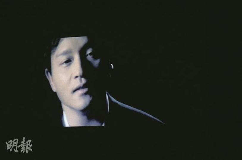張國榮的歌聲令人懷念。(攝影:劉一立 黃梓烜) (攝影:劉一立 黃梓烜) 特別穿上裙子的陳奕迅唱完《不如不見》之後,向天上的哥哥送出飛吻。(攝影:劉一立 黃梓烜) 張敬軒學足張國榮的神態及打扮。(攝影:劉一立 黃梓烜) 莫文蔚表示張國榮很關心她的感情生活。(攝影:劉一立 黃梓烜) 劉美君稍後會做向張國榮致敬的工作。(攝影:劉一立 黃梓烜) 李克勤難忘與張國榮唱卡拉OK的時光。(攝影:劉一立 黃梓烜) 留家安胎的陳慧琳不忘錄影唱歌片段懷念哥哥。(攝影:劉一立 黃梓烜) 張國榮的歌聲令人懷念。(攝影:劉一立 黃梓烜) (攝影:劉一立 黃梓烜) 特別穿上裙子的陳奕迅唱完《不如不見》之後,向天上的哥哥送出飛吻。(攝影:劉一立 黃梓烜) 張敬軒學足張國榮的神態及打扮。(攝影:劉一立 黃梓烜) 莫文蔚表示張國榮很關心她的感情生活。(攝影:劉一立 黃梓烜) 劉美君稍後會做向張國榮致敬的工作。(攝影:劉一立 黃梓烜) 李克勤難忘與張國榮唱卡拉OK的時光。(攝影:劉一立 黃梓烜) 留家安胎的陳慧琳不忘錄影唱歌片段懷念哥哥。(攝影:劉一立 黃梓烜)