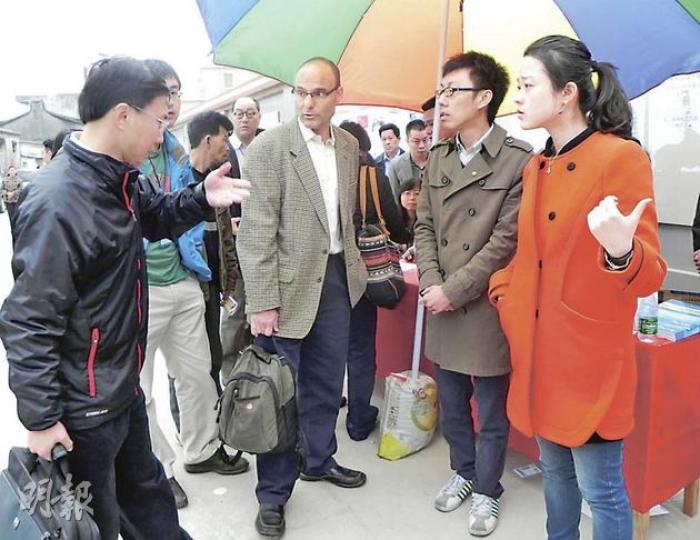 美國駐廣州總領事館領事包德寶(前右三)雖然一周前就與村民聯絡好,但昨天到烏坎觀選時,還是一度被政府人員拒入。(明報記者攝) 美國駐廣州總領事館領事包德寶(前右三)雖然一周前就與村民聯絡好,但昨天到烏坎觀選時,還是一度被政府人員拒入。(明報記者攝)
