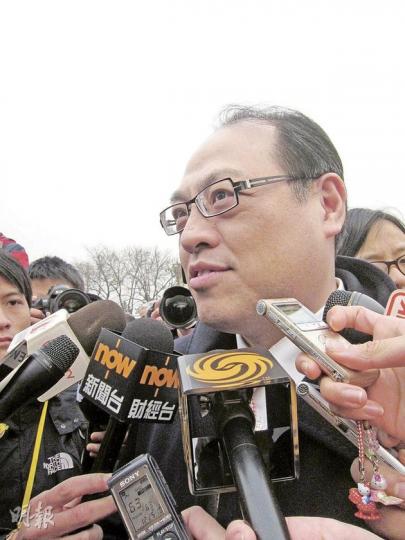 被視為是唐英年「家臣」的林大輝承認,近日針對唐英年的負面新聞,確實令唐流失部分選票,但不認為唐營出現「跳船潮」。(林凱旻攝)對於有報道指中央已拍板支持梁振英任下屆特首,挺唐的全國政協常委陳永棋表示這是「胡說八道」。(明報記者攝) 被視為是唐英年「家臣」的林大輝承認,近日針對唐英年的負面新聞,確實令唐流失部分選票,但不認為唐營出現「跳船潮」。(林凱旻攝)對於有報道指中央已拍板支持梁振英任下屆特首,挺唐的全國政協常委陳永棋表示這是「胡說八道」。(明報記者攝)