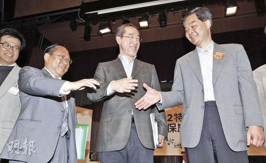 本地多個環保團體昨日聯合舉辦「特首候選人環保施政論壇」。論壇開始前,大會安排(左起)何俊仁、唐英年及梁振英兩度握手合照,但唐梁過程中未有正視對方,何俊仁表現較為輕鬆。(李紹昌攝)特首候選人梁振英(左)、唐英年(中)和何俊仁(右)首次同場較勁,更要接受觀眾提問,故論壇開始前3人顯得緊張,頻頻整理預先準備的講稿。(李紹昌攝)(明報製圖) 本地多個環保團體昨日聯合舉辦「特首候選人環保施政論壇」。論壇開始前,大會安排(左起)何俊仁、唐英年及梁振英兩度握手合照,但唐梁過程中未有正視對方,何俊仁表現較為輕鬆。(李紹昌攝)特首候選人梁振英(左)、唐英年(中)和何俊仁(右)首次同場較勁,更要接受觀眾提問,故論壇開始前3人顯得緊張,頻頻整理預先準備的講稿。(李紹昌攝)(明報製圖)
