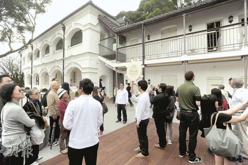 大澳文物酒店由即日至本月20日,每日會舉行5團導賞團,免費開放予公眾參觀,昨日5團名額全數爆滿,不少市民慕名而來參觀。(尹錦恩攝)酒店天台餐廳屋頂鋪上玻璃,旅客可飽覽大澳景色。其中桌椅、天花板吊扇等全由CHINA TEE CLUB 捐出。(尹錦恩攝)菜單底板前身是舊大澳警署警員用作錄取口供的底板。當中有多款用大澳特產制的食物,包括蝦醬豬扒包和紫貝天葵製成的芝士餅。(尹錦恩攝)位於天台餐廳旁的看守塔,以往是警員駐守的地方,由於夏天多蚊,因此看守塔又被謔稱「蚊塔」。警署活化後,看守塔亦轉變用途,將會 大澳文物酒店由即日至本月20日,每日會舉行5團導賞團,免費開放予公眾參觀,昨日5團名額全數爆滿,不少市民慕名而來參觀。(尹錦恩攝)酒店天台餐廳屋頂鋪上玻璃,旅客可飽覽大澳景色。其中桌椅、天花板吊扇等全由CHINA TEE CLUB 捐出。(尹錦恩攝)菜單底板前身是舊大澳警署警員用作錄取口供的底板。當中有多款用大澳特產制的食物,包括蝦醬豬扒包和紫貝天葵製成的芝士餅。(尹錦恩攝)位於天台餐廳旁的看守塔,以往是警員駐守的地方,由於夏天多蚊,因此看守塔又被謔稱「蚊塔」。警署活化後,看守塔亦轉變用途,將會